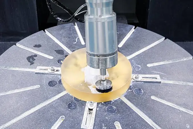 Comment obtenir une pr&eacute;cision dimensionnelle &eacute;lev&eacute;e dans le meulage optique de pr&eacute;cision